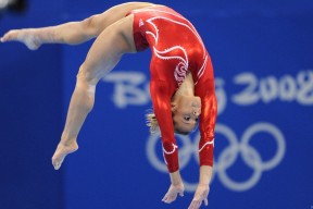 kaiyun体育综合-逆境中的“硬汉”队员：伤愈归来的领袖逆风翻盘，逆境能打败弱者